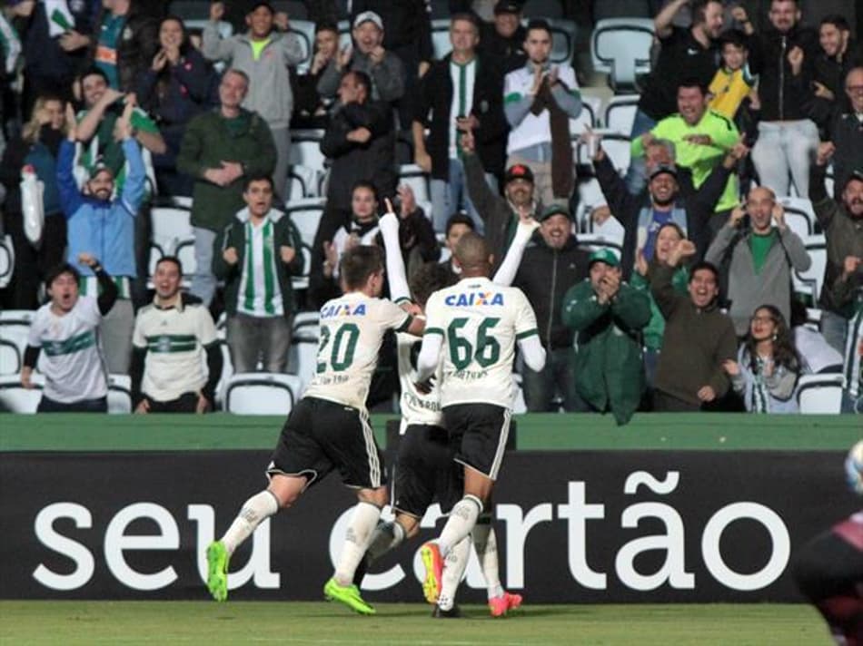Com dois gols de estreante, Coritiba goleia o Atlético-GO no Couto Pereira