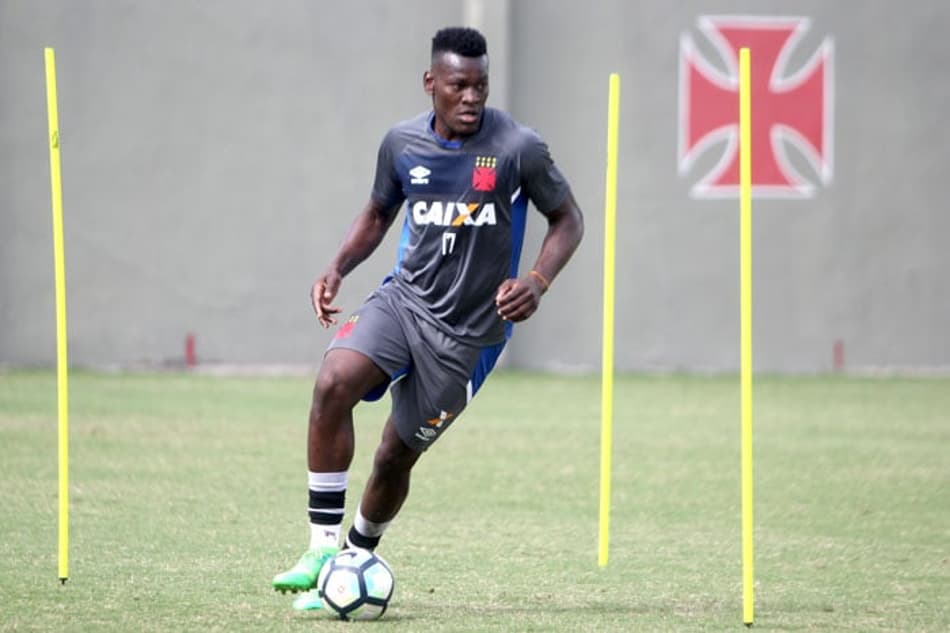 Setor defensivo do Vasco preocupa e pede atenção para jogo contra o Avaí