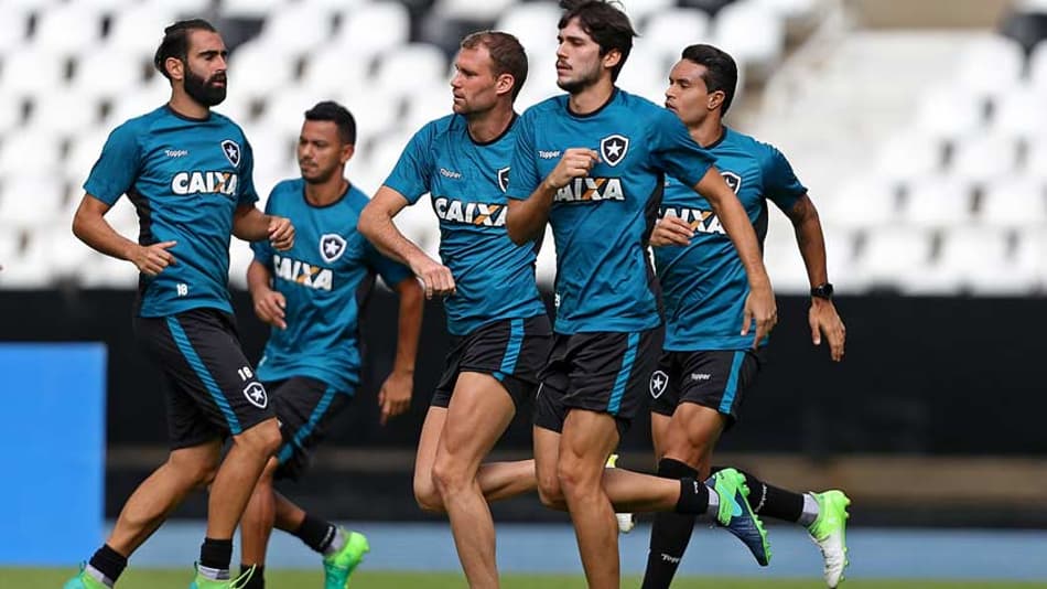 Ainda sem Matheus Fernandes, Botafogo faz último treino antes de encarar o Corinthians