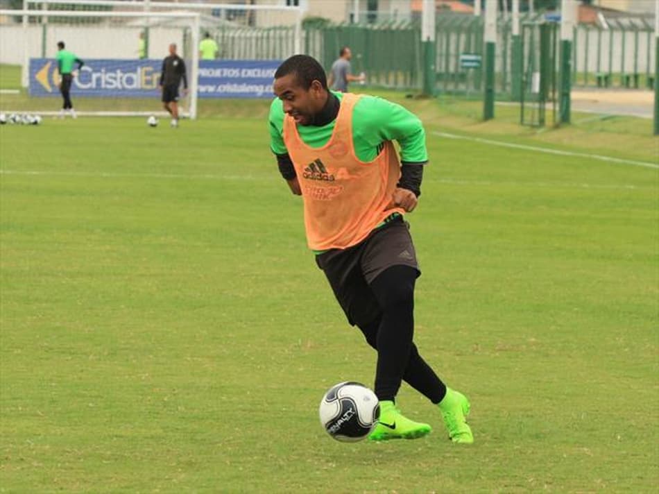 Com proposta do exterior, Coritiba garante permanência de Anderson