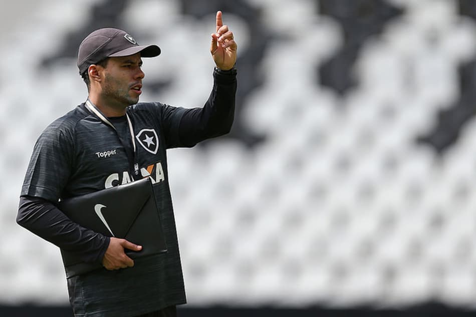 Jair comanda seu jogo 50° desde que assumiu como técnico no ano passado