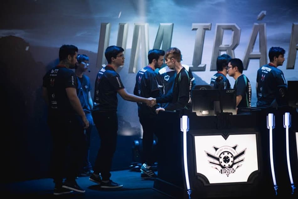 MSI São Paulo (28/04) - Na abertura do Mid-Season Invitational, os brasileiros da Red Canids começaram com o pé direito e derrotaram a Dire Wolves