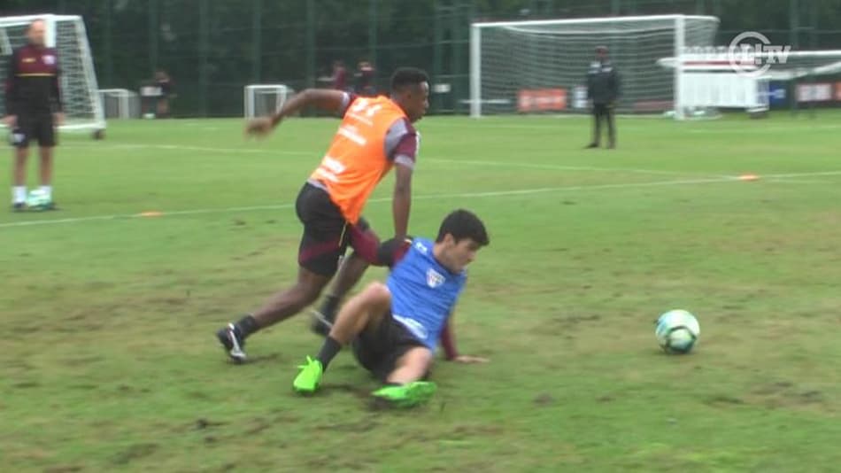 VÍDEO: Olé! Volante do São Paulo aplica caneta e companheiro fica no chão