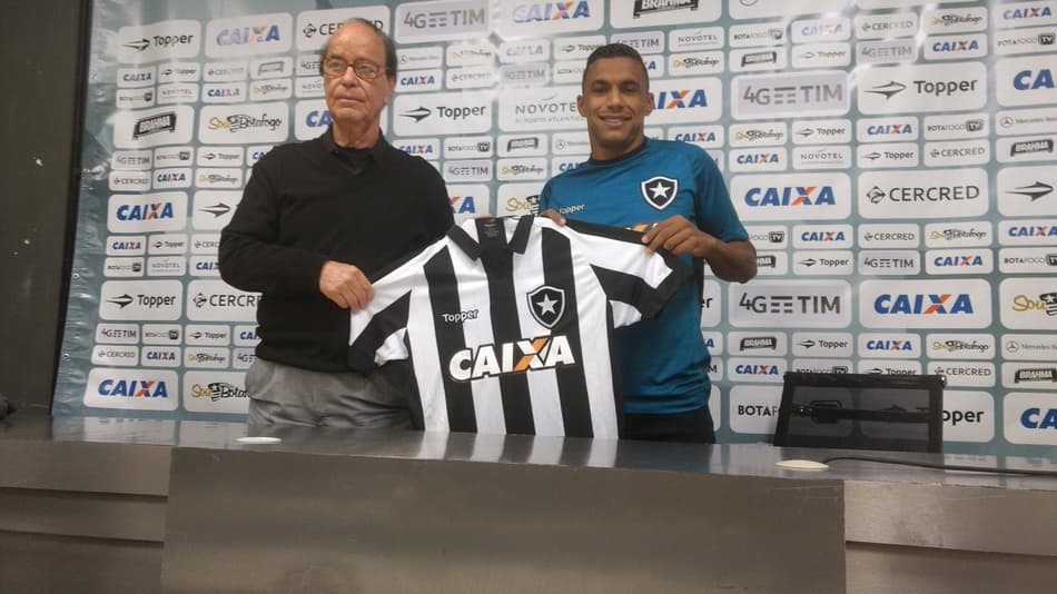 Arnaldo é apresentado oficialmente pelo Botafogo: ‘Sonho de todo atleta’