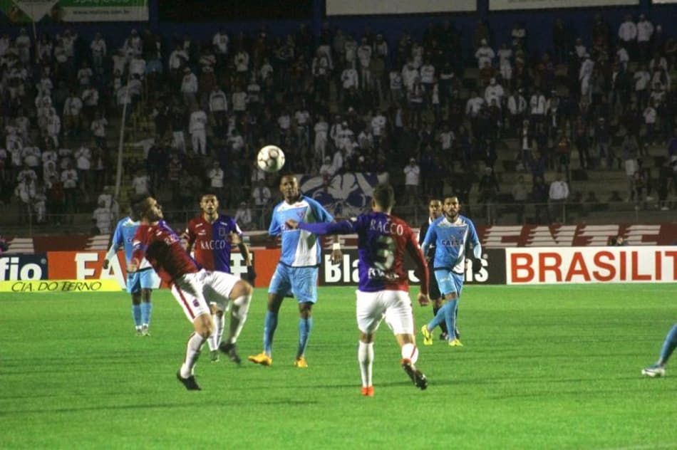 Treinador do Paraná admite dificuldades para propor jogo diante do Paysandu