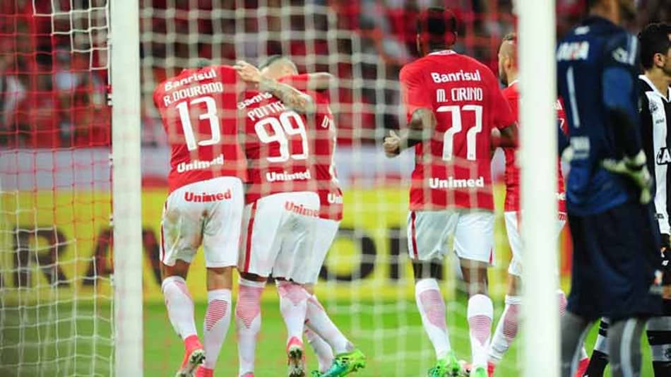 Torcida protesta após empate, mas Melo garante permanência de Zago