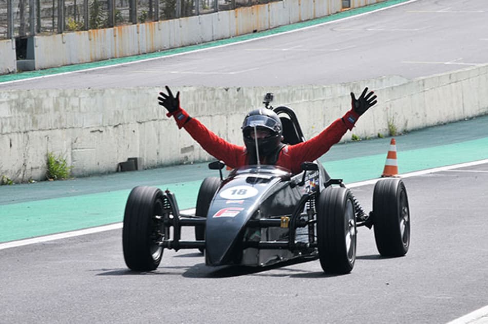 Piloto movido a rifa reina na Fórmula Vee em Interlagos