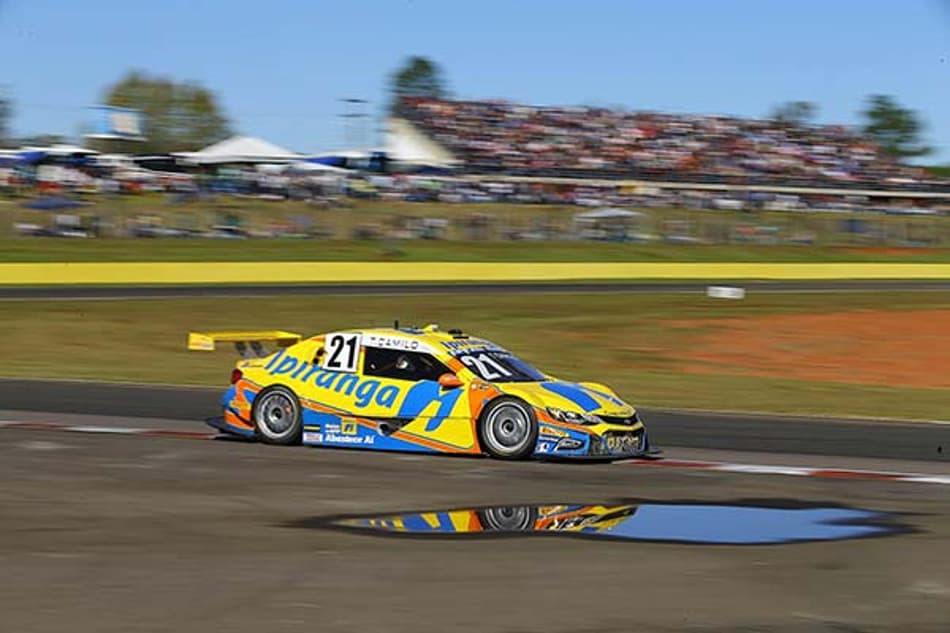 Thiago Camilo sobe no pódio e amplia liderança na Stock Car