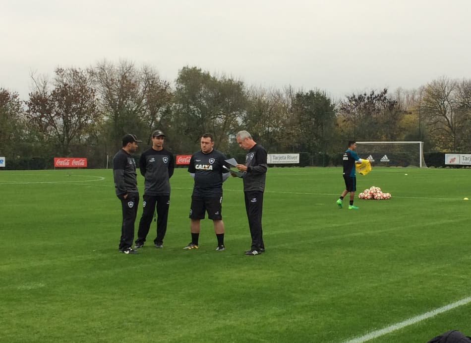 Botafogo realiza atividade no CT do River Plate antes de jogo na Liberta