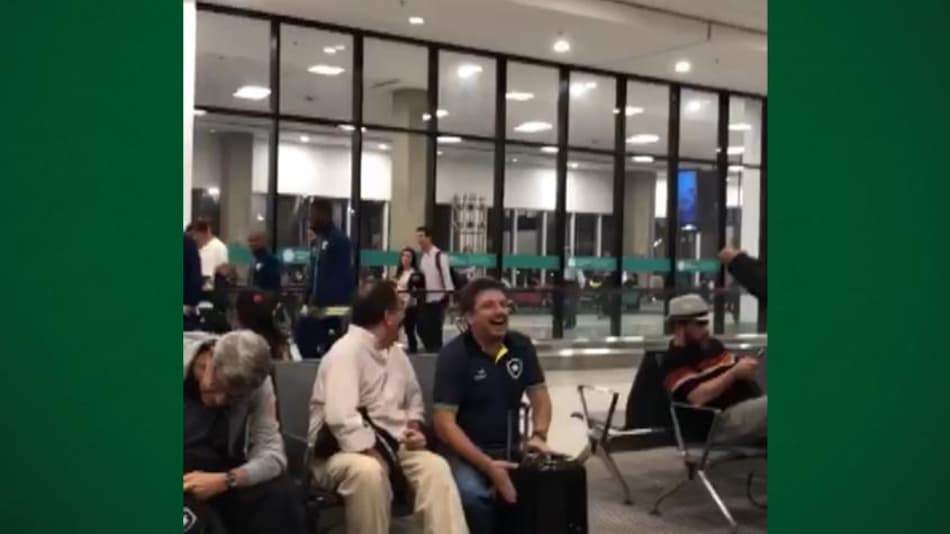 VÍDEO: Botafoguenses encontram delegação do Flamengo em aeroporto e tiram onda