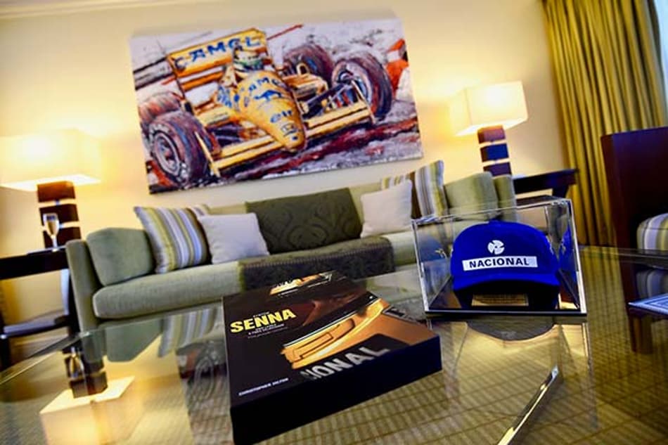 Príncipe Albert II inaugura estátua de Senna abrindo série de homenagens ao piloto em Mônaco