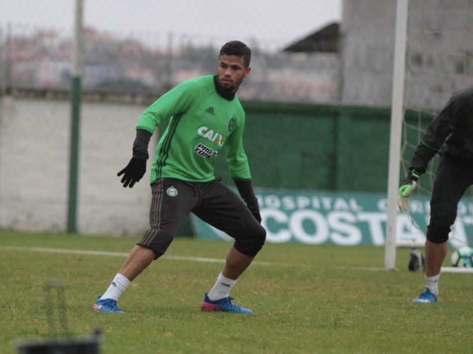 Léo pode estrear pelo Coritiba contra o Vitória-BA