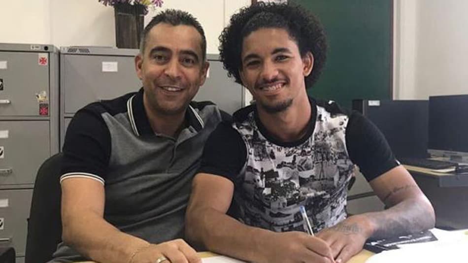 Douglas e Mateus Pet assinaram novos contratos com o Vasco até 2021. Veja a seguir galeria especial do LANCE!