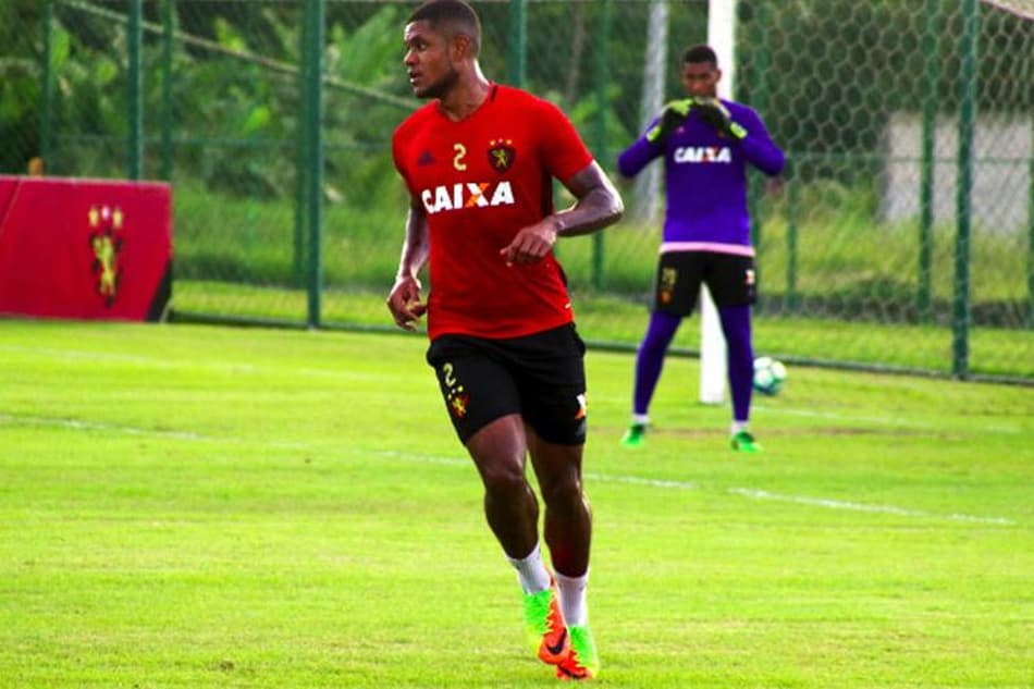 Anselmo assina com Sport e pode estrear no domingo contra o Grêmio
