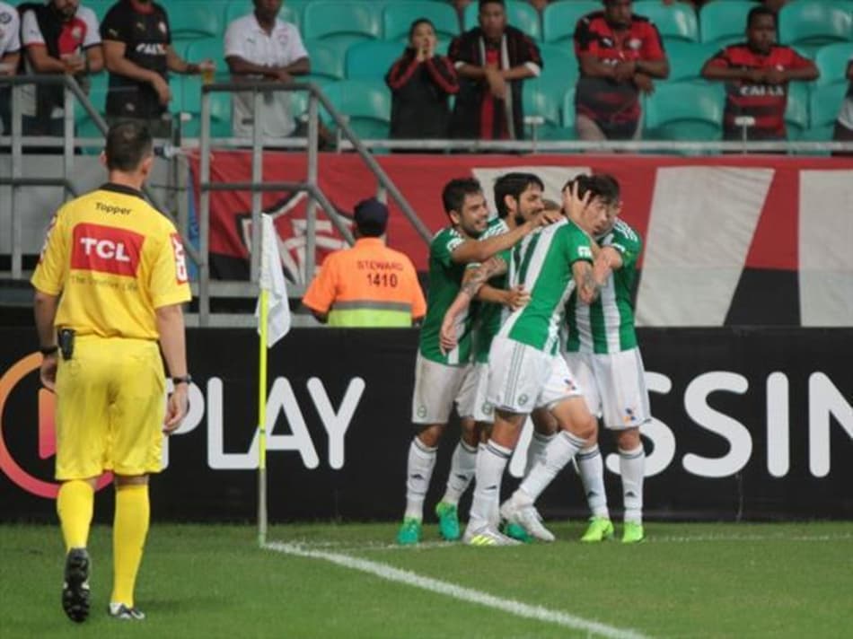 Jogadores do Coritiba comemoram a vitória na Arena Fonte Nova na noite deste sábado