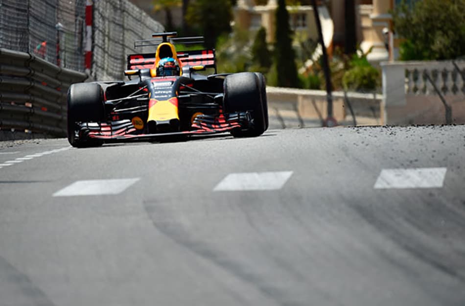 Daniel Ricciardo comemora chegada no pódio em Monte Carlo