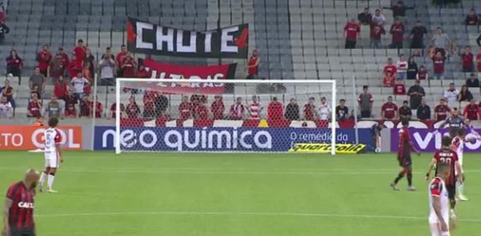 Quer ajuda? Veja outros ‘conselhos’ da torcida para fim secas de gol