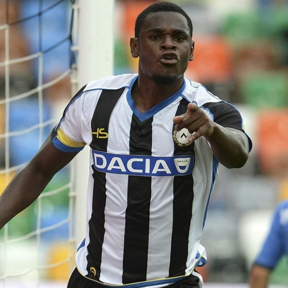 Atacante colombiano busca clube no futebol da Itália