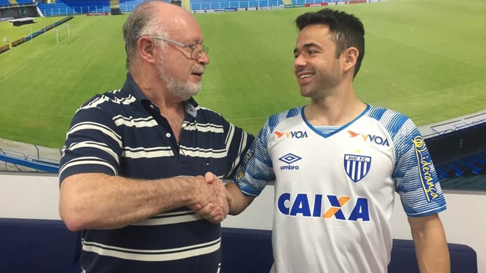 Avaí anuncia contratações do lateral Juan, ex-Fla, e de Willians, ex-Flu