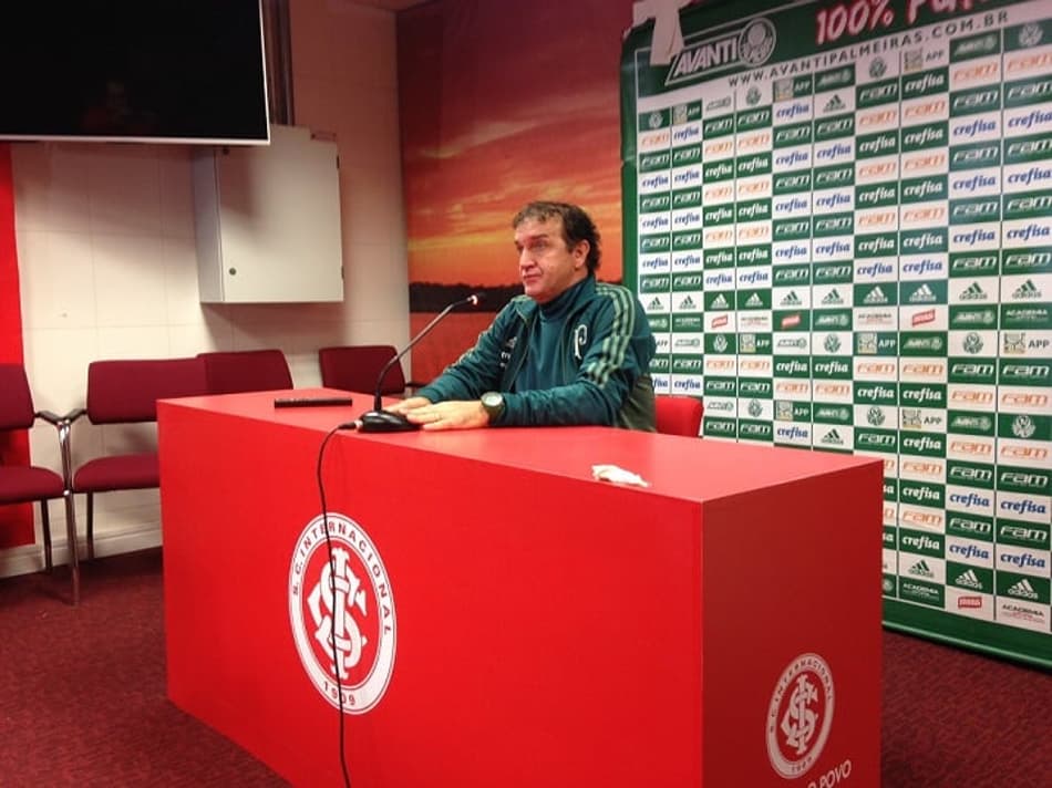 Cuca rebate pergunta sobre ‘gol de Cucabol’ e diz: ‘Feliz, mas preocupado’