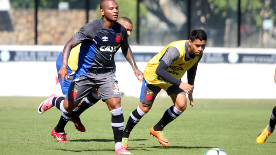 Manga, Wellington e Nenê são testados entre os titulares do Vasco