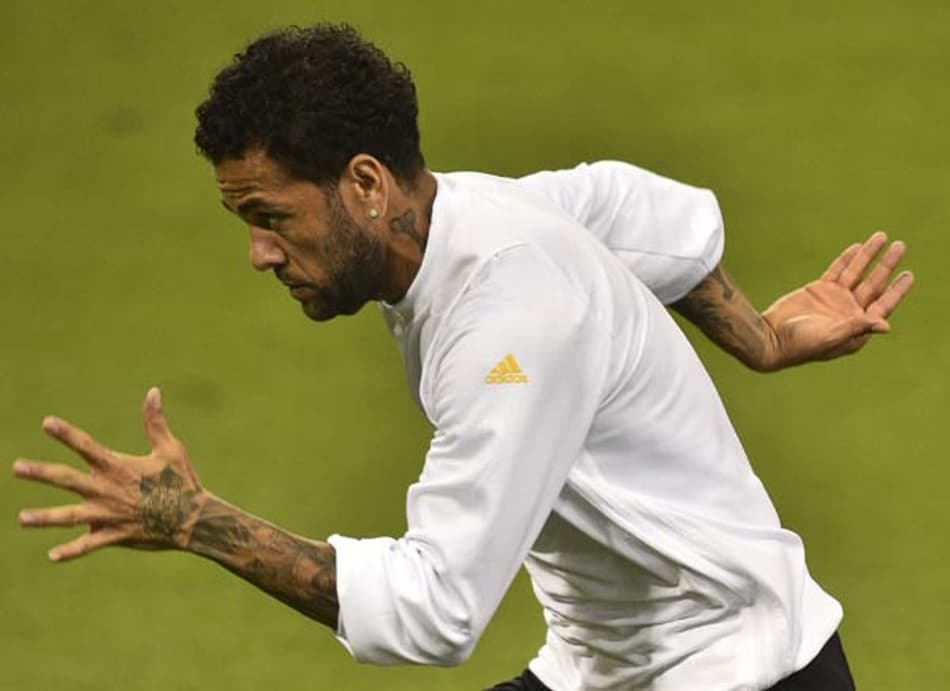 Daniel Alves e Maradona travam duelo a base de declarações contundentes