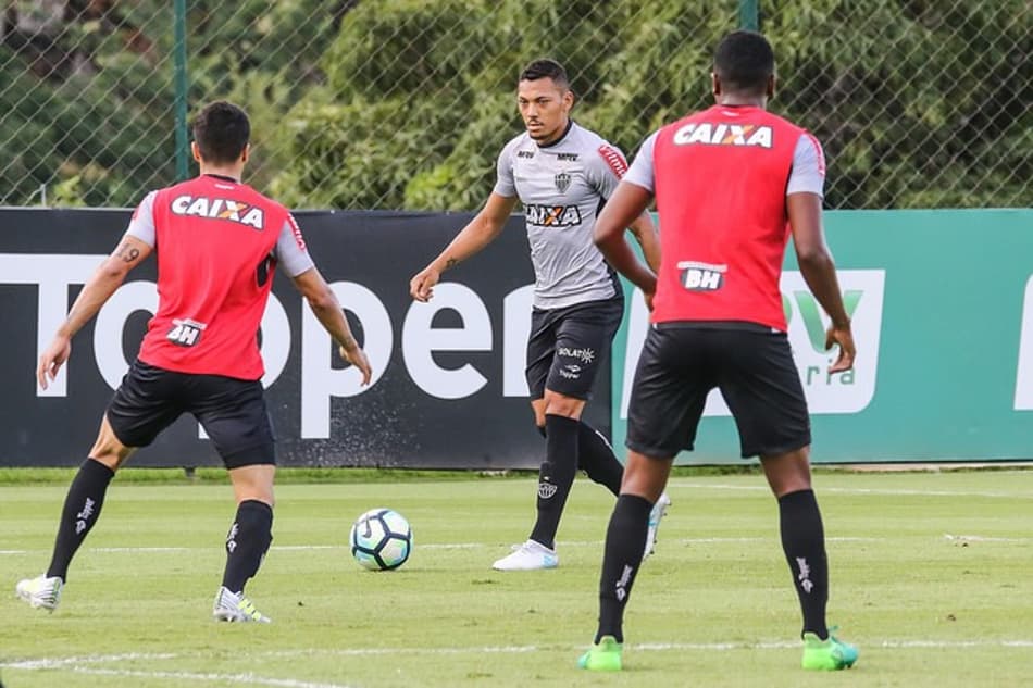 De olho no mercado, Roger confirma substituto de Rocha na lateral direita