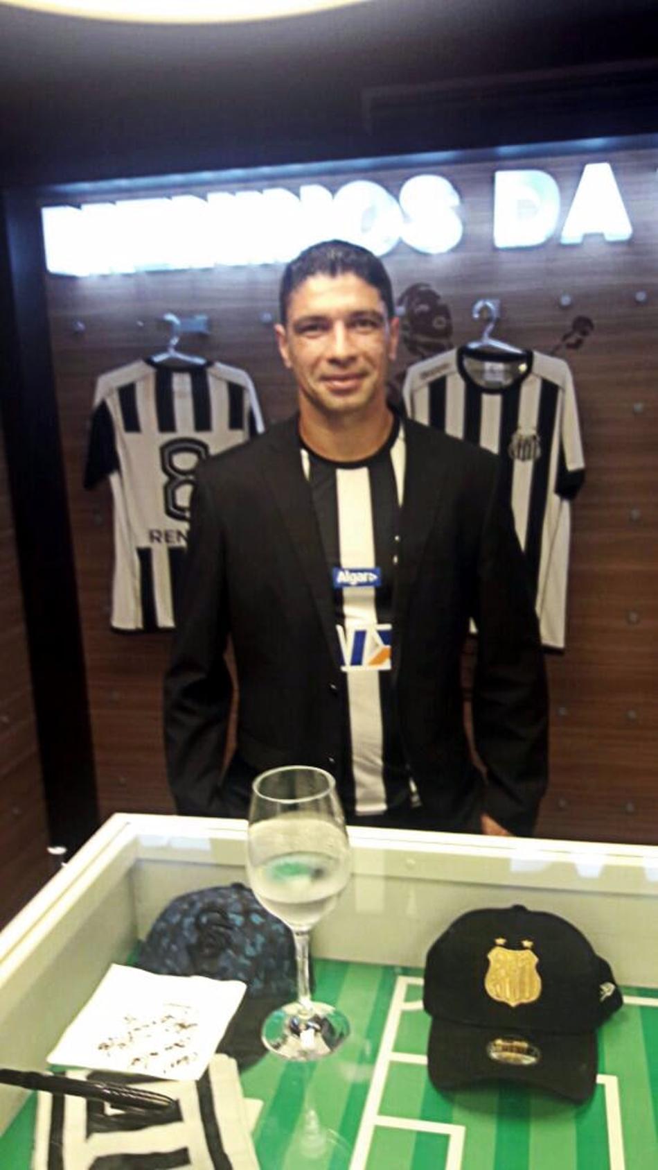 Em lançamento de novo uniforme, Renato veste terno e aponta volante como sucessor no estilo de jogo