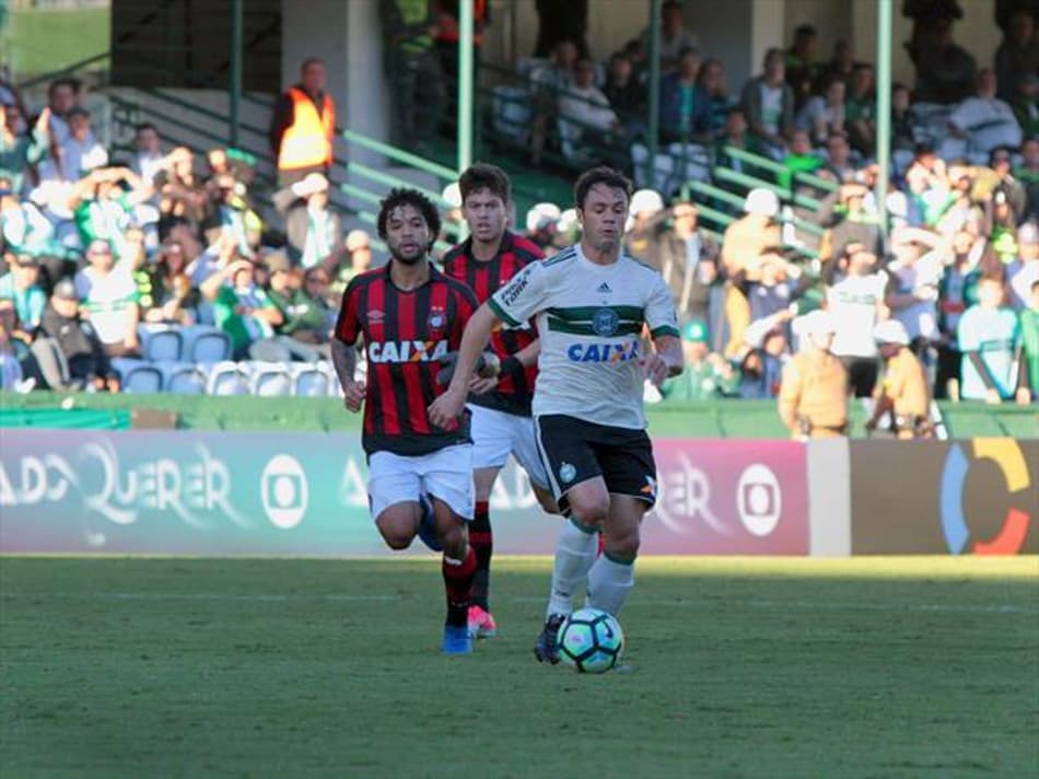 Coritiba vence o clássico e assume chega a terceira vitória no nacional