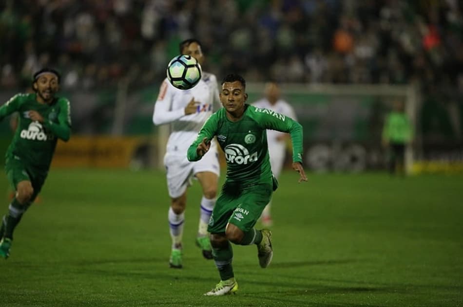 Meia volta à titularidade na Chape e pede foco em duelo contra o Cruzeiro