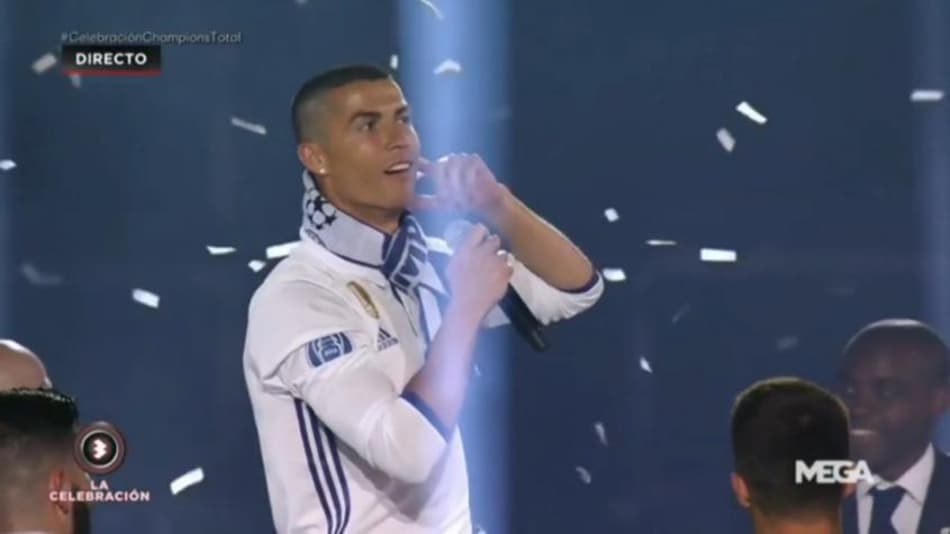 CR7 canta ‘Cristiano Bola de Ouro’ com torcida do Real. Veja!
