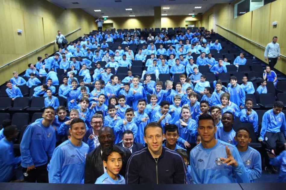 Lucas Leiva aproveita férias para dar palestra aos atletas da base do Grêmio