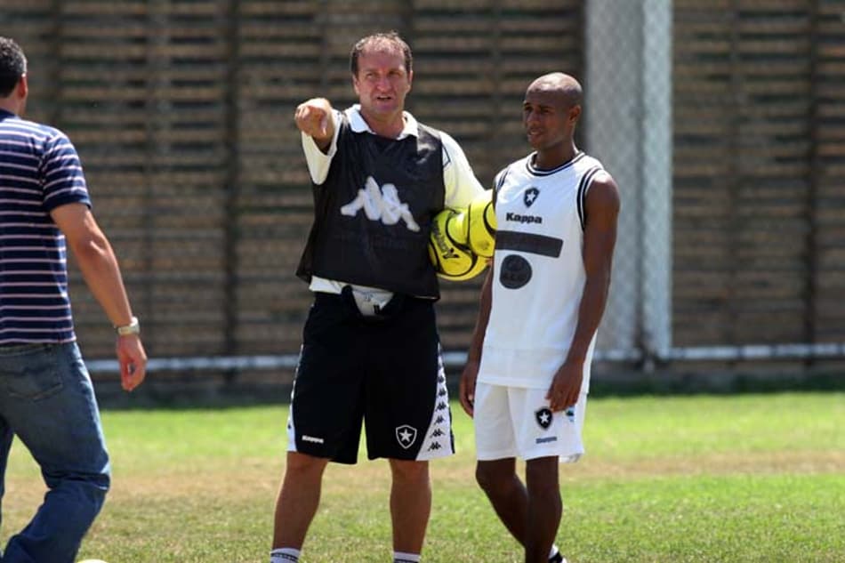 Cuca dirigiu o time alvinegro durante dois anos