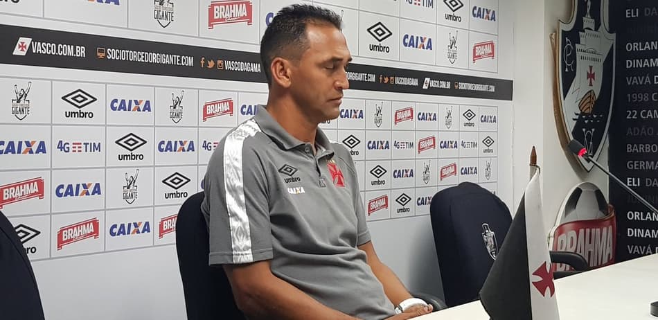 Ednelson Silva substituiu Milton Mendes no banco do Vasco contra o Corinthians. Confira a seguir a galeria LANCE!