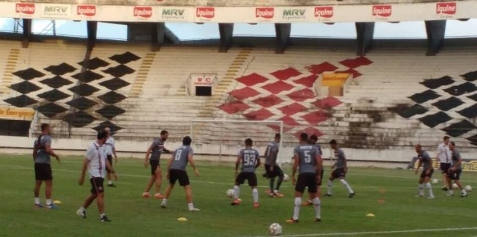 Jogadores e dirigentes do Santa Cruz discutem sobre atraso de salário