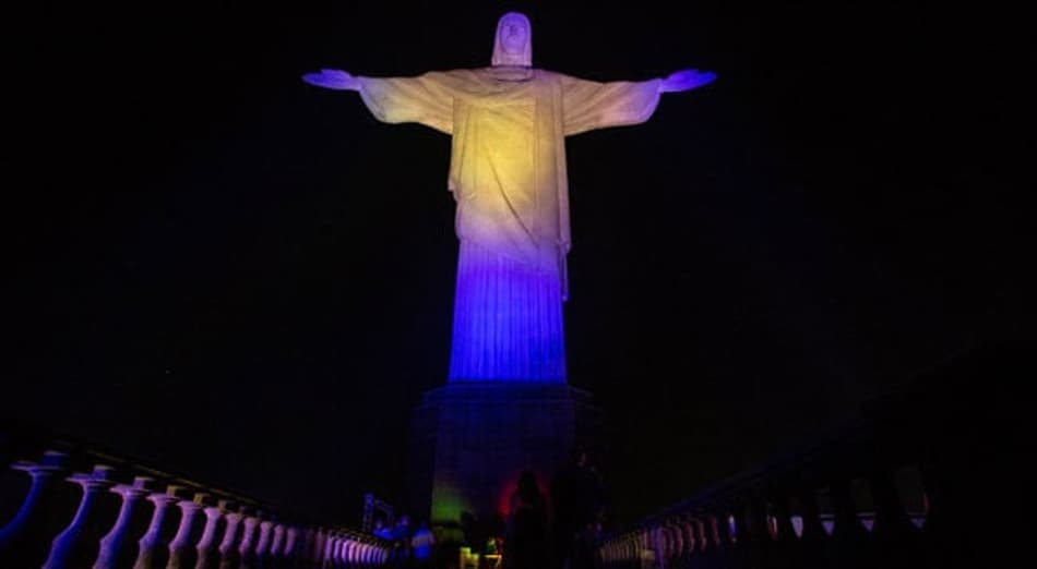 Cristo Redentor é iluminado com o azul e amarelo em homenagem a Guga