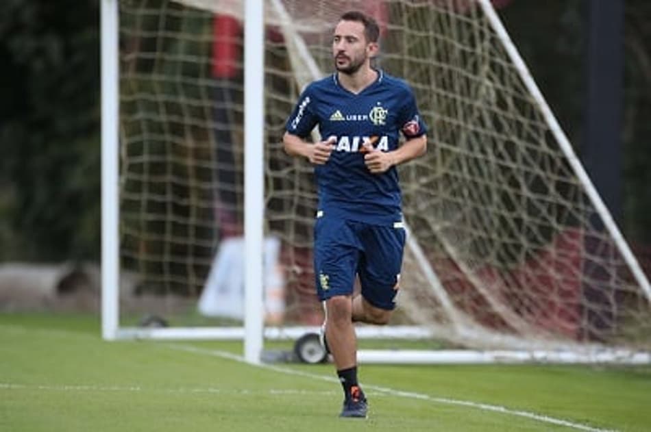 Éverton Ribeiro e Geuvânio se destacam em treino do Flamengo