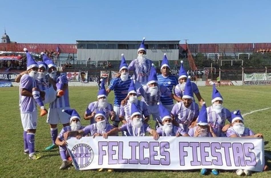 Clube argentino que subiu a terceira divisão inovou nas fotos de apresentação da equipe