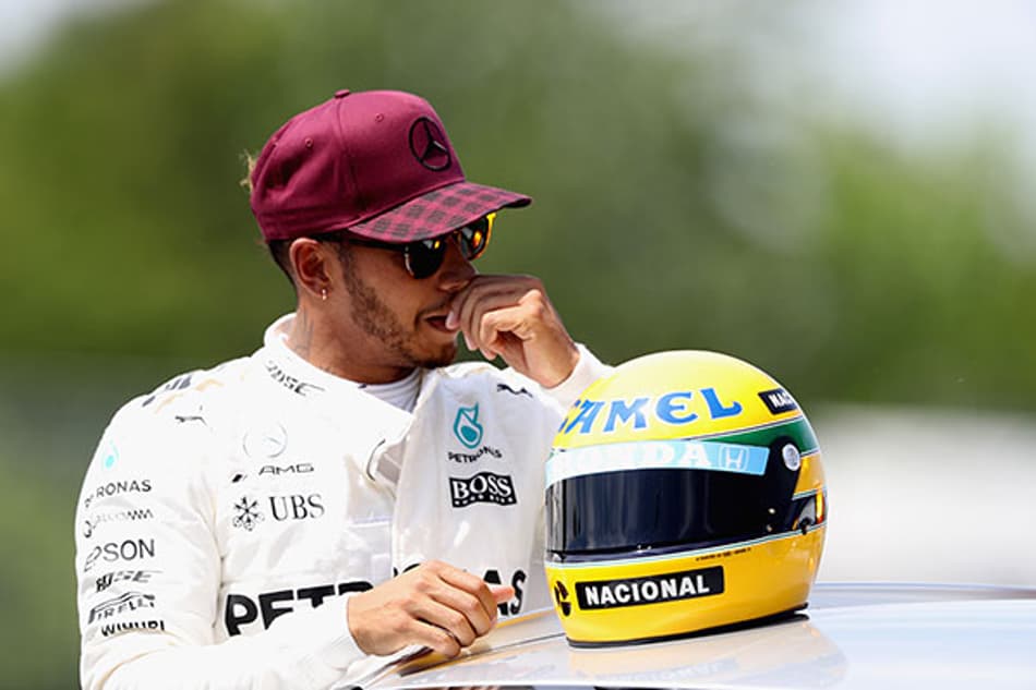Hamilton iguala marca de Senna em pole-positions e recebe presente