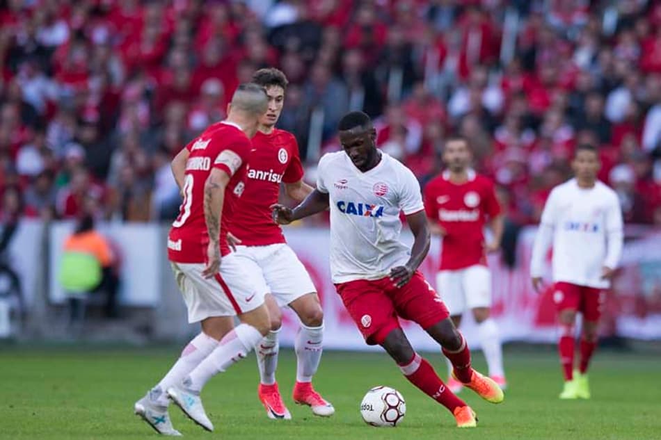 Em duelo de opostos, Náutico e Inter se enfrentam no Lacerdão