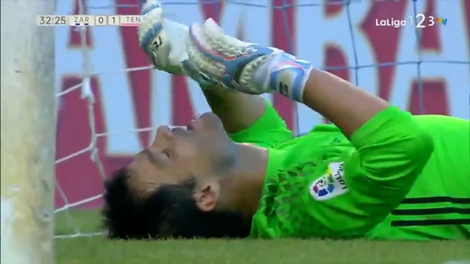 Ex-goleiro do Grêmio toma gol do meio-campo em sua despedida; assista!