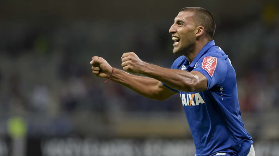 Ábila marca duas vezes e Cruzeiro vence Atlético-GO no Mineirão