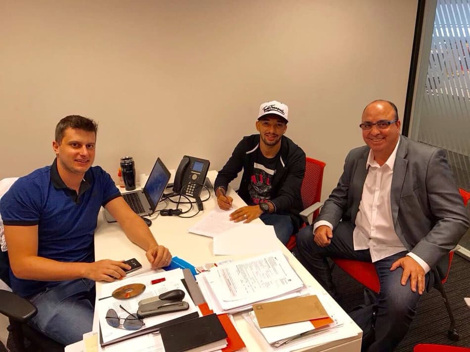 Corintiano Clayson fecha contrato de patrocínio com a Nike