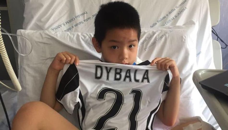 Dybala presenteia torcedor da Juve ferido em confusão na final da Champions