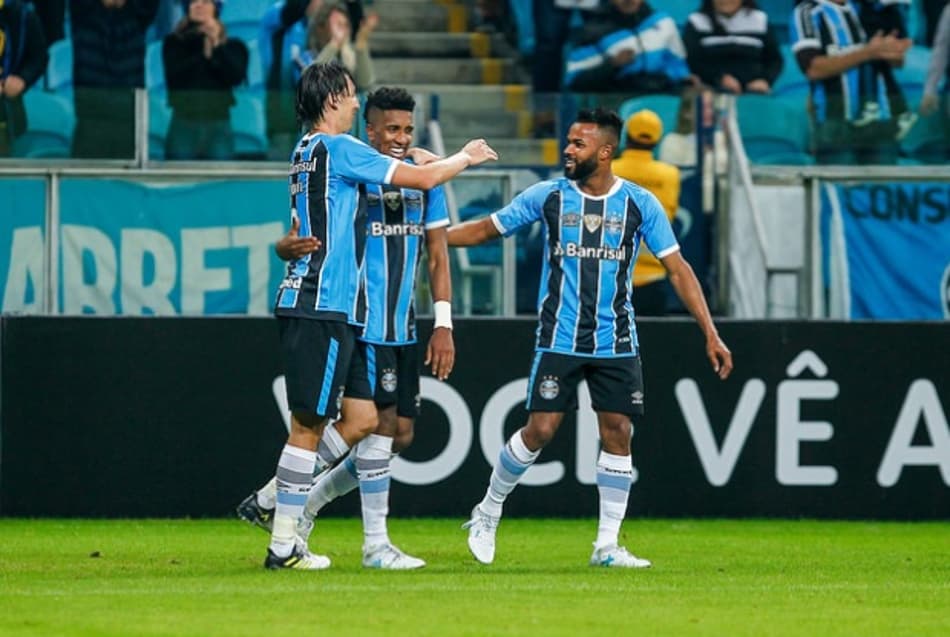 Cortez faz no fim, Grêmio vence o Bahia e cola no líder Corinthians