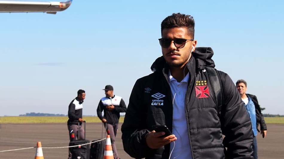 Henrique durante chegada do Vasco em Santa Catarina. Confira a seguir a galeria especial do LANCE!