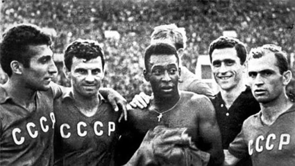 Pelé ao lado dos jogadores da Georgia em 1995