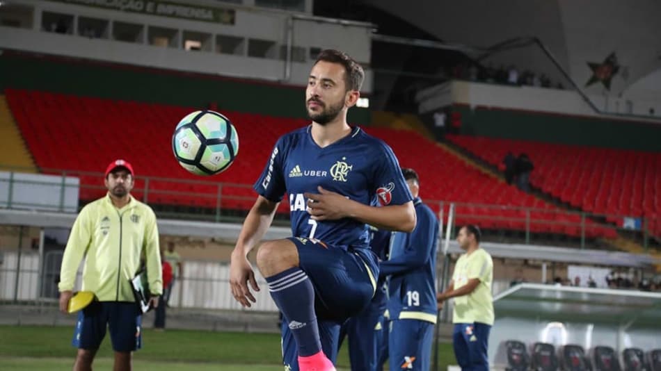 Éverton Ribeiro tem estreia adiada; Fla diz que Ramadã e fuso horário atrasaram processo
