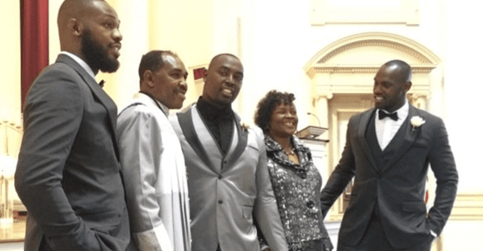 Mãe de Jon Jones posa ao lado do marido e dos três filhos