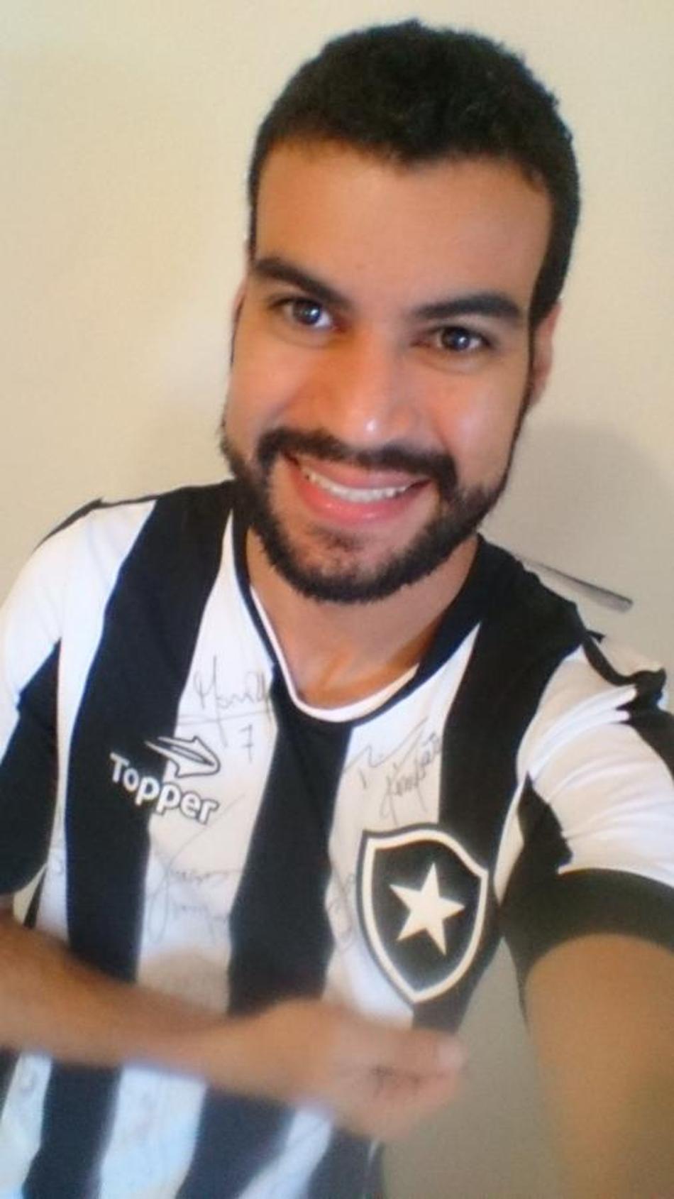 Ganhador de concurso cultural recebe camisa autografada do Botafogo